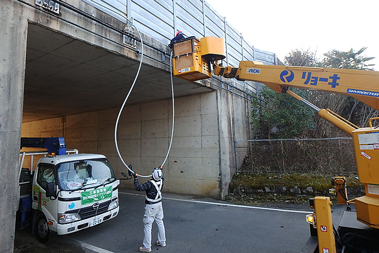 兵庫県福崎市　落下防止ワイヤ施工中